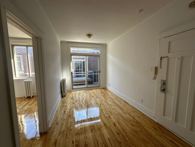 Photo - 2154-2160 rue Mont-Royal Est