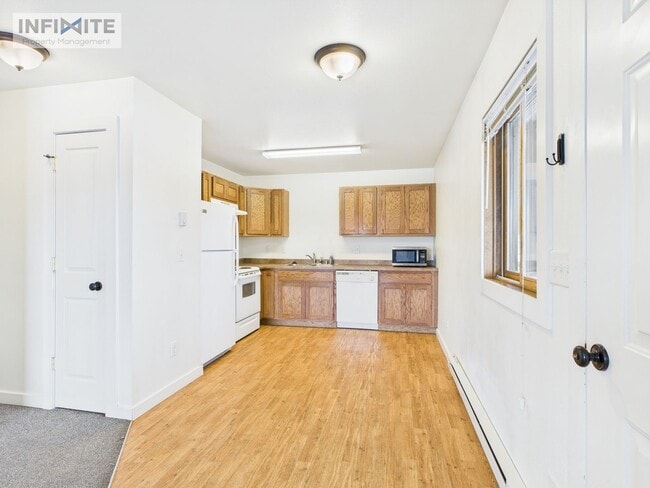 Building Photo - Super Comfy Two Bedroom Apartment Now offe... Unit 1