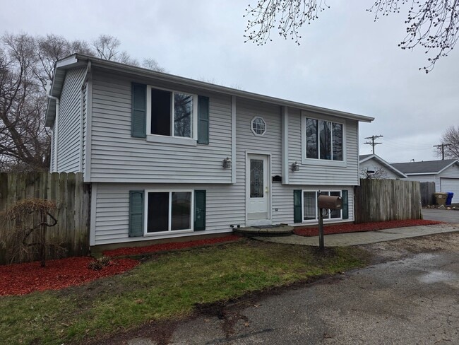 Building Photo - Updated 3 bedroom Kenosha home