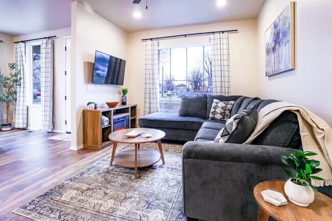 Building Photo - 717 E Elgin St Unit ID1460928P