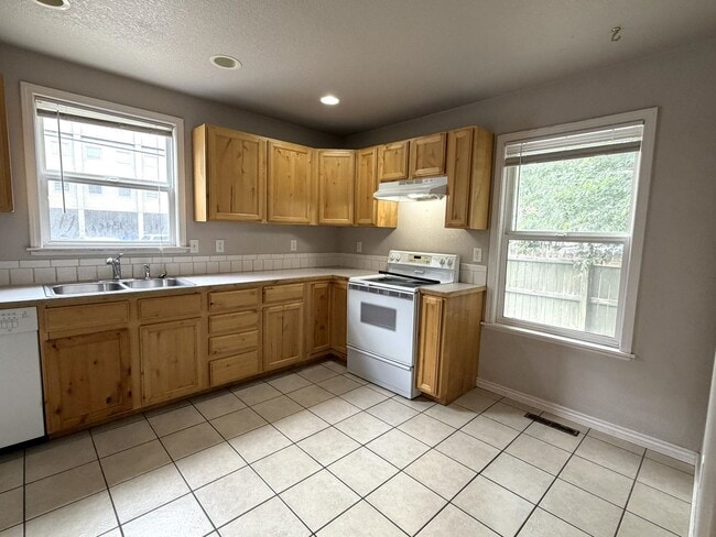 Photo - 321 W Myrtle St Unit 321 W Myrtle St 4
