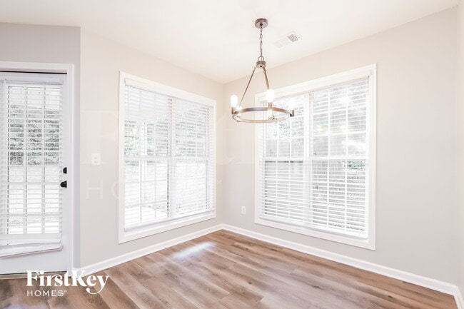 Photo - 660 Rosebud Ln