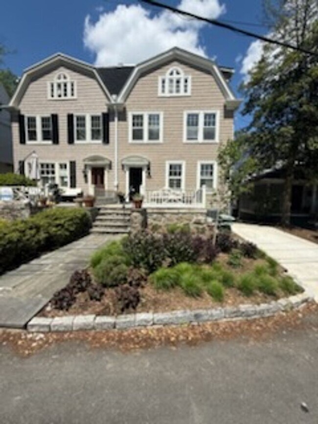 Photo - *DREAM LOCATION* 6BR Completely Renovated Duplex