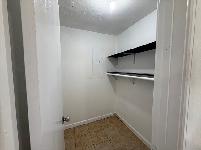 Building Photo - 2013 Eubanks St Unit 8 Rental
