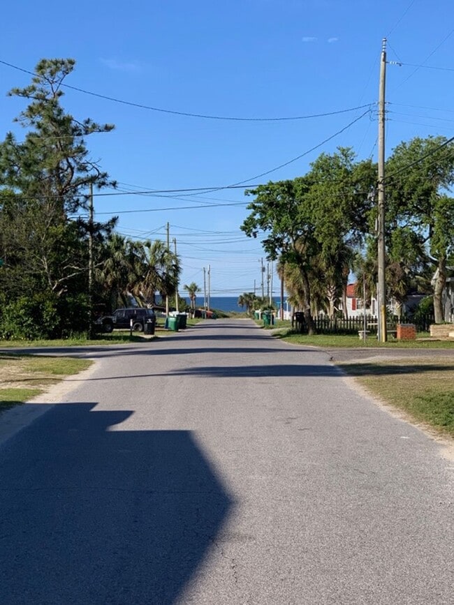 Building Photo - PCB Rental 3 BR / 1 BA - Convenient to it all!