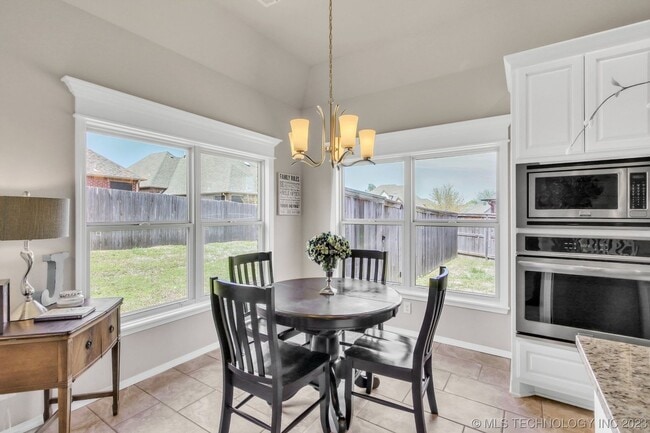 Building Photo - Beautiful 4 Bed 2 Bath Home with 2 car gar...
