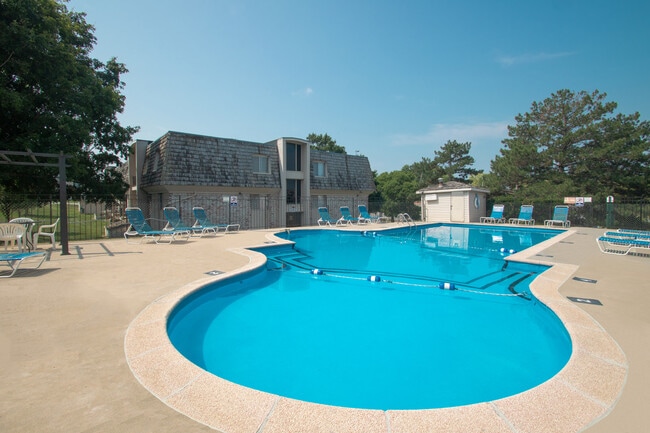 Pinehill Park Apartments with Resort-style Swimming Pool in Bellevue