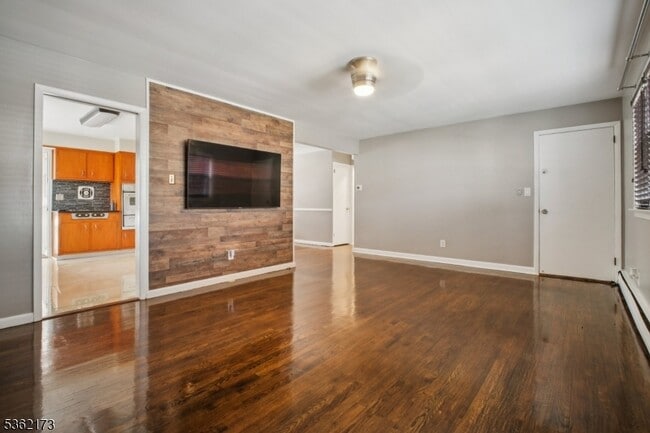 Photo - 862 Dewey St