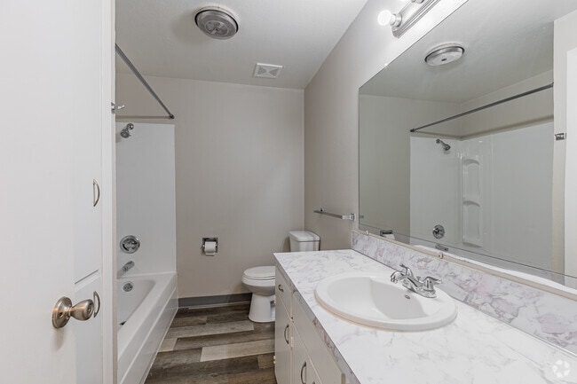 2BR, 1BA - 800SF - Bathroom