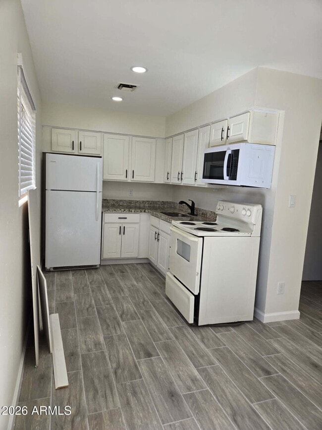 Photo - 1223 W University Dr Unidad 3