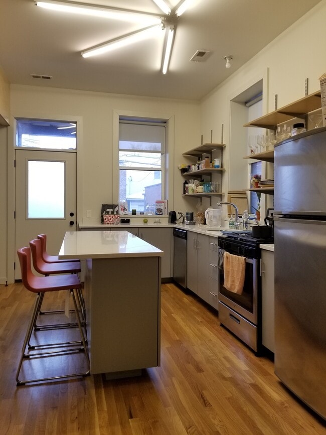 Photo - 1135 N Damen Ave Unidad 2R