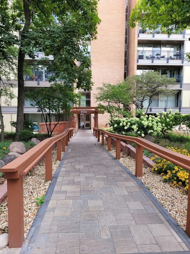 Building Photo - 6010 Oakwood Dr Unit 5B