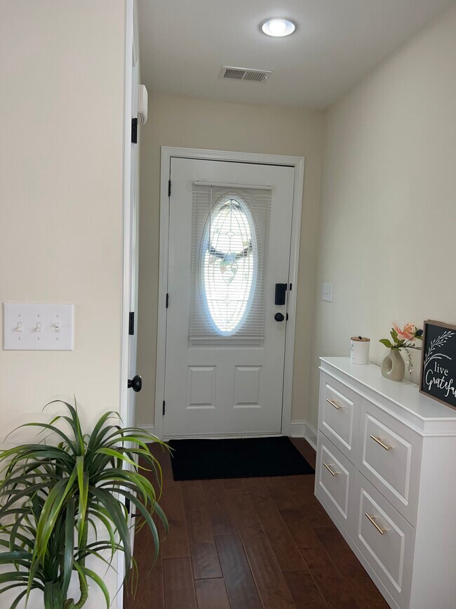 Entryway - 445 Ravenscroft Rd