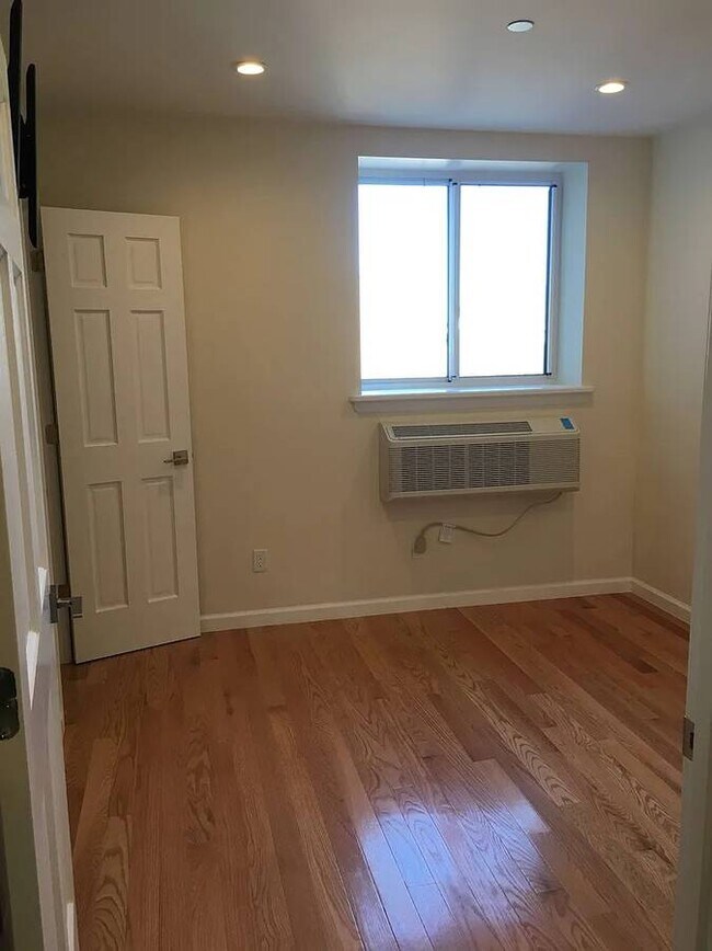 Photo - 46-25-25 Queens Blvd Unidad SUITE #4D