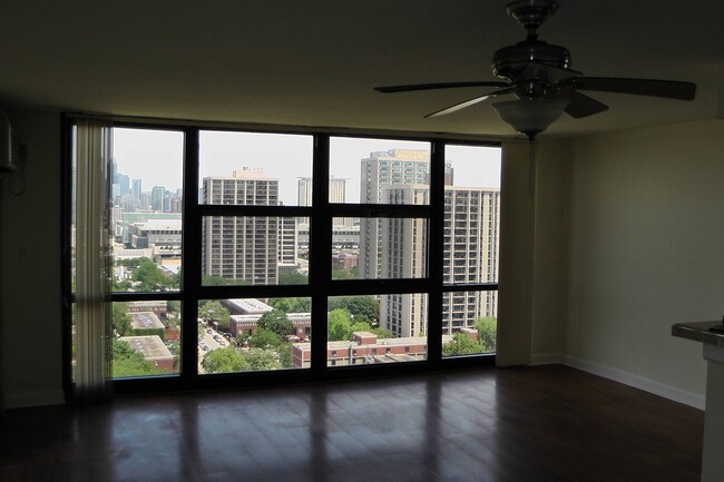 Photo - 2901 S Michigan Ave Unidad 1810 Rental