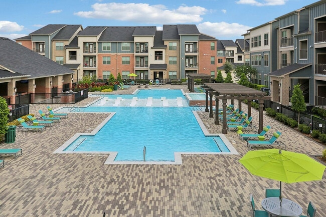 Disfrute de días soleados junto a la resplandeciente piscina de Cityscape Apartments en Houston, Texas. - Cityscape