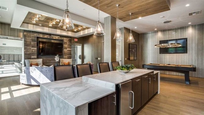 Acogedora sala comunitaria con mesa de billar y cocina del chef. - Junction at Galatyn Park