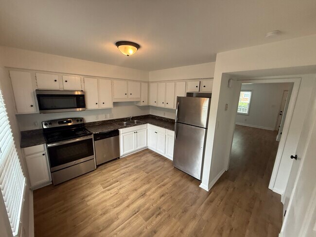 Spacious Kitchen with appliances - 4640 Old Lantern Way