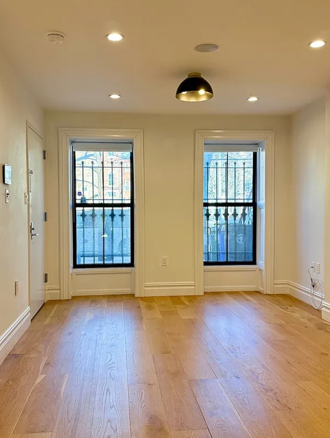 Sala de estar y puerta de entrada - 938 Putnam Ave Unidad Floor 1