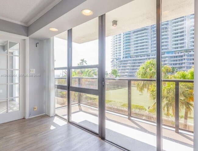 Photo - 600 NE 36th St Unidad 211