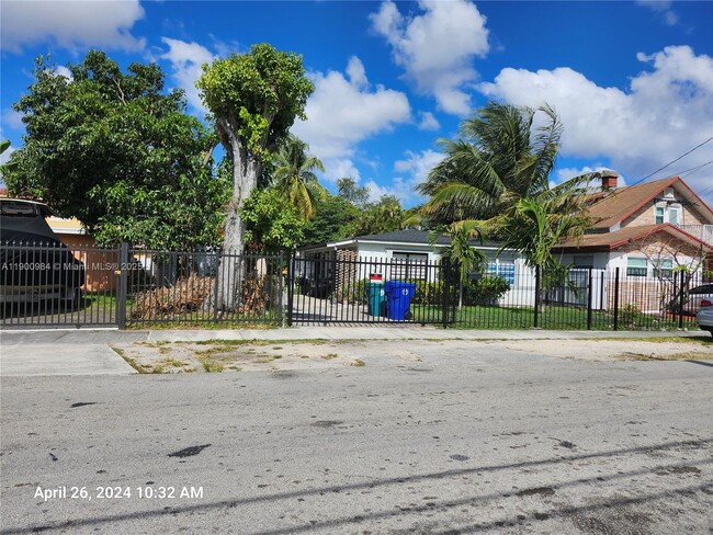 Building Photo - 1934 NW 25th Ave Unit B