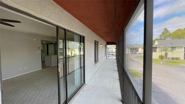 Amplio balcón con mosquitera - 4448 Pinebark Ave Unidad 4448 Pinebark Ave