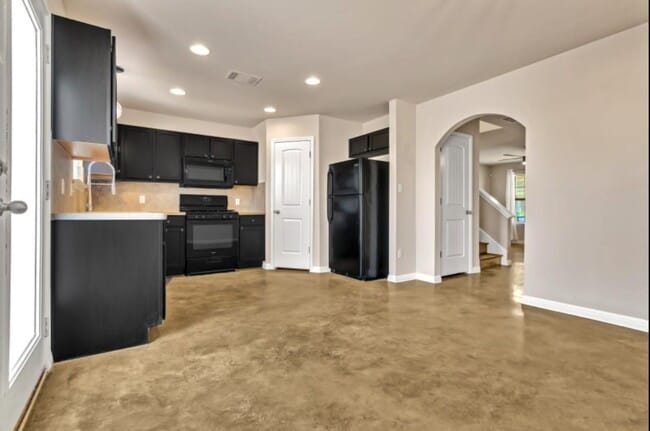 Building Photo - Charming 3-Bed, 2.5-Bath Home with Covered...