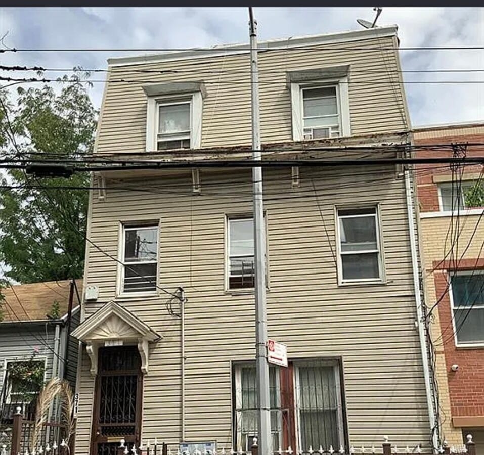 Photo - 371 E 159th St