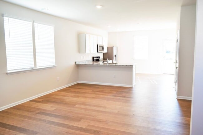 Photo - Stunning NEW Townhouse in Heritage Trace!