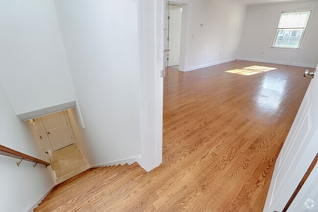 Building Photo - 468 Main St Rental