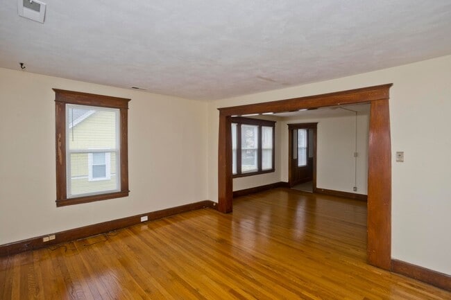 Building Photo - 58-60 Ionia St Unit Second Floor