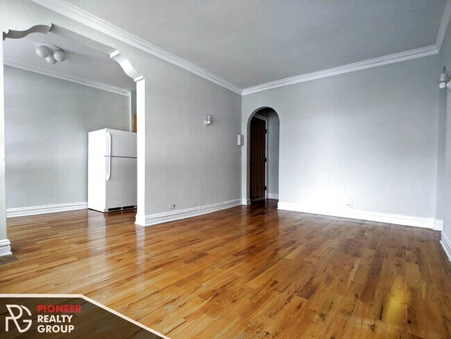 Photo - 425 W Roscoe St