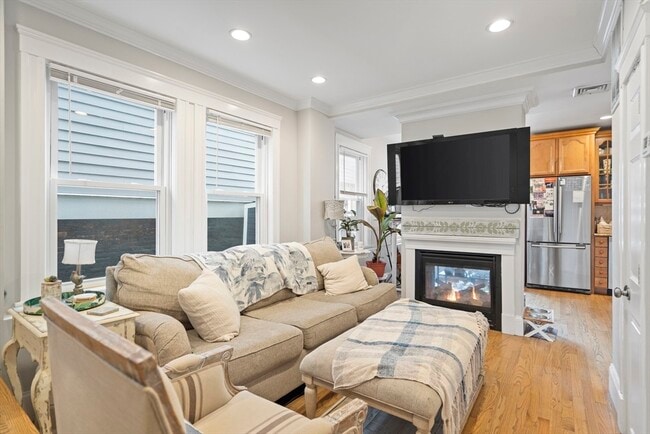 Building Photo - 521 E 5th St Unit 1