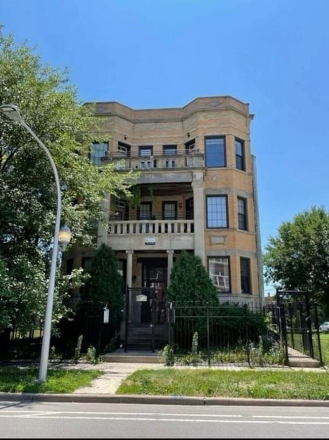 Building Photo - 1519 E Marquette Rd Rental