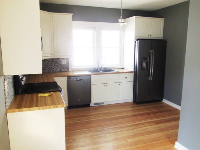 Building Photo - 313 4th Ave NW Unit 313