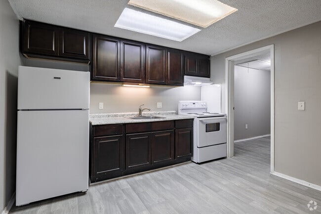 1BR, 1BA - 576SF - Kitchen
