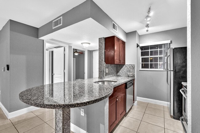 Building Photo - 2890 N Oakland Forest Dr Unit 108