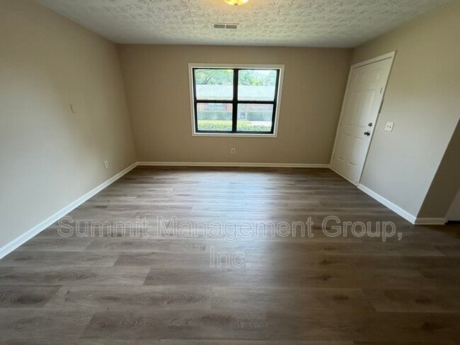 Photo - 1035 Eastview Rd NE