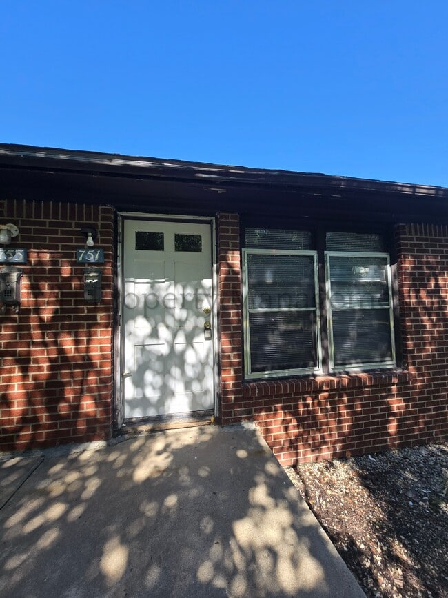 Photo - 751 S Governeour Rd House