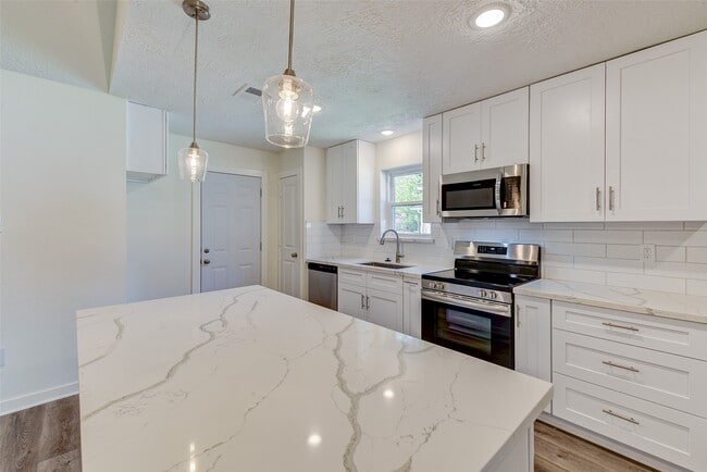 Photo - 16813 Glen Eagle Dr N