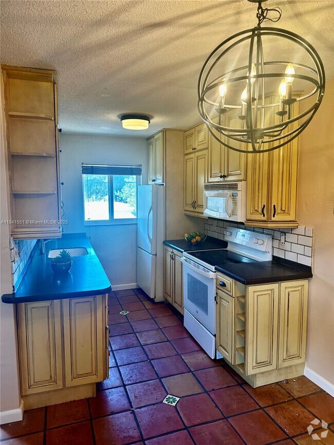 Building Photo - 1733 Mayo St Unit 7 Rental
