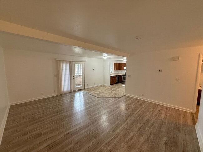 Photo - Beautiful Two Bedroom Apt; Salt Lake City, 1,000 sq ft; New Flooring Unidad 3372