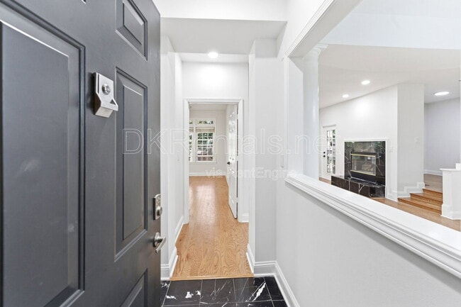 Building Photo - 220 Renaissance Pkwy NE Unit Apartment 2111