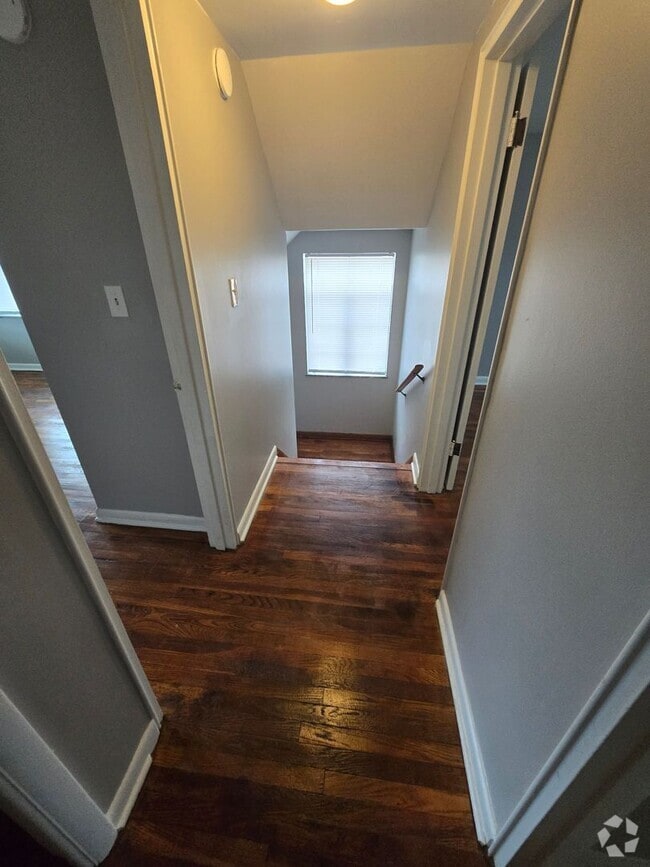 Building Photo - 110-112 N TERRACE AVE Unit 112 N Terrace Ave Rental