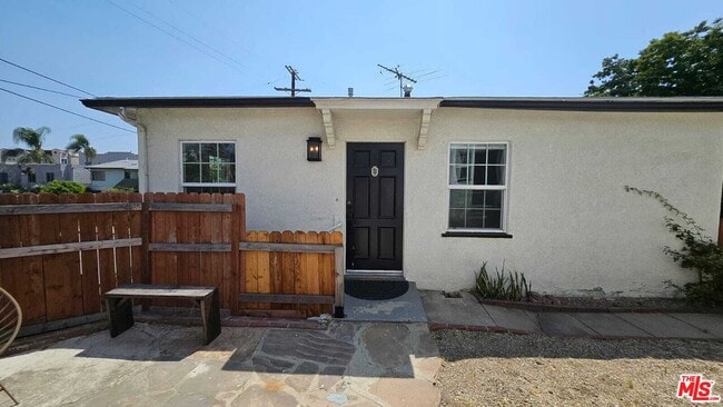 Building Photo - 2615 Edgehill Dr Rental