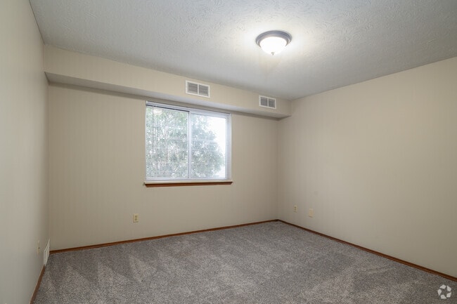 2BD, 1BA - 1,050SF - PRIMARY BEDROOM
