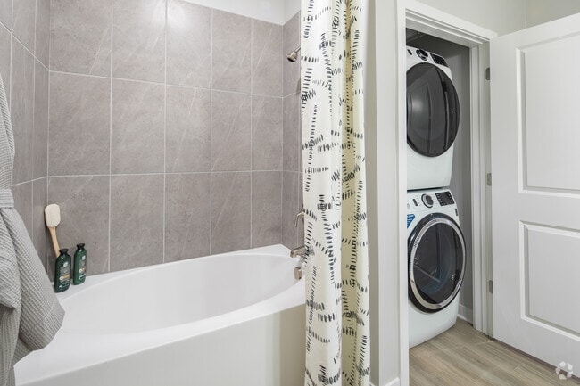 Studio, 1BA - 583SF - Bathroom