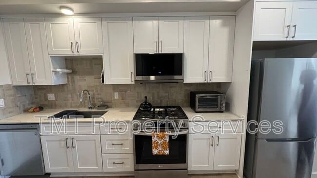 Photo - 2475 Victoria Ave