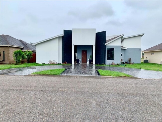 Photo - 800 New Orleans Cir House