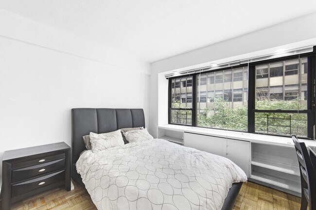 Photo - 210 E 47th St